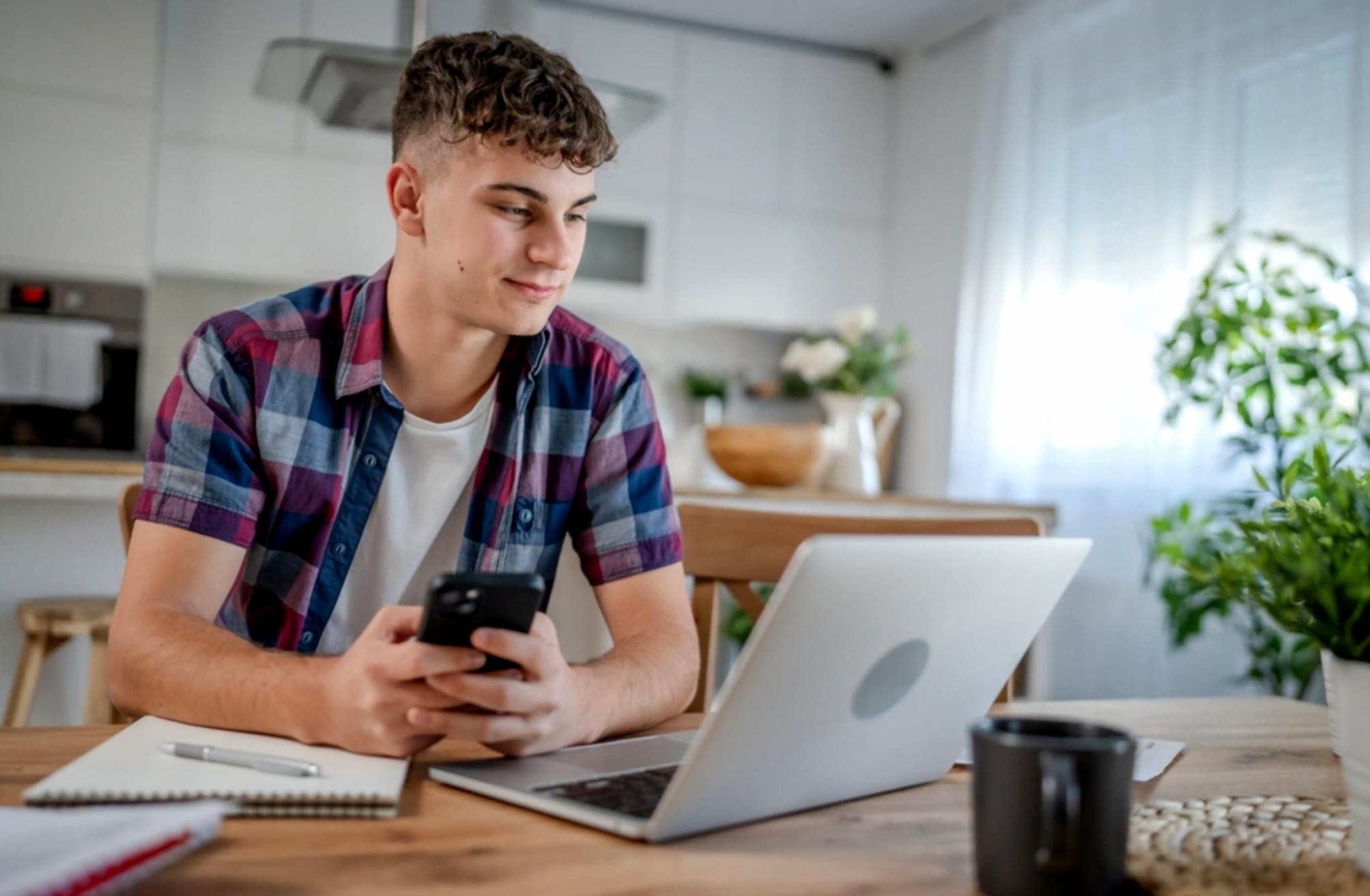 Analyse détaillée de données financières sur écrans multiples