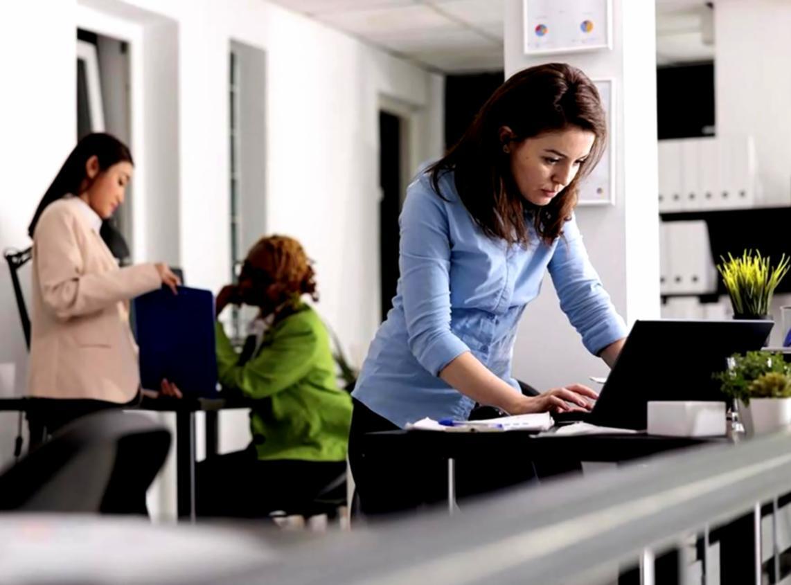 Équipe collaborant sur stratégies financières