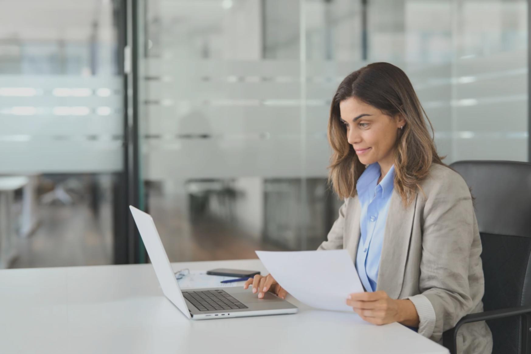 Professionnel analysant des données financières sur écran